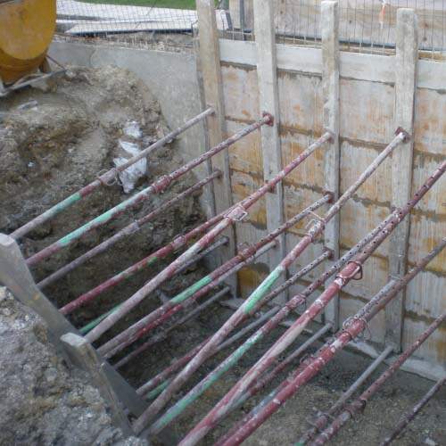 Opération de coffrage sur un chantier de construction Île-de-France